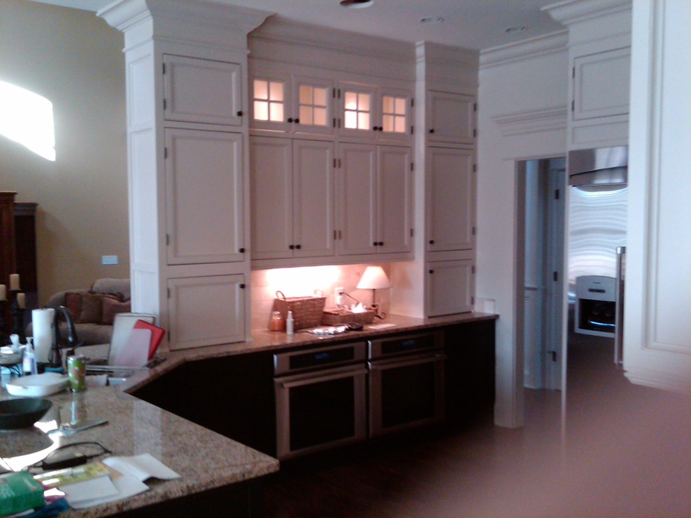 Elegant kitchen photo in Louisville