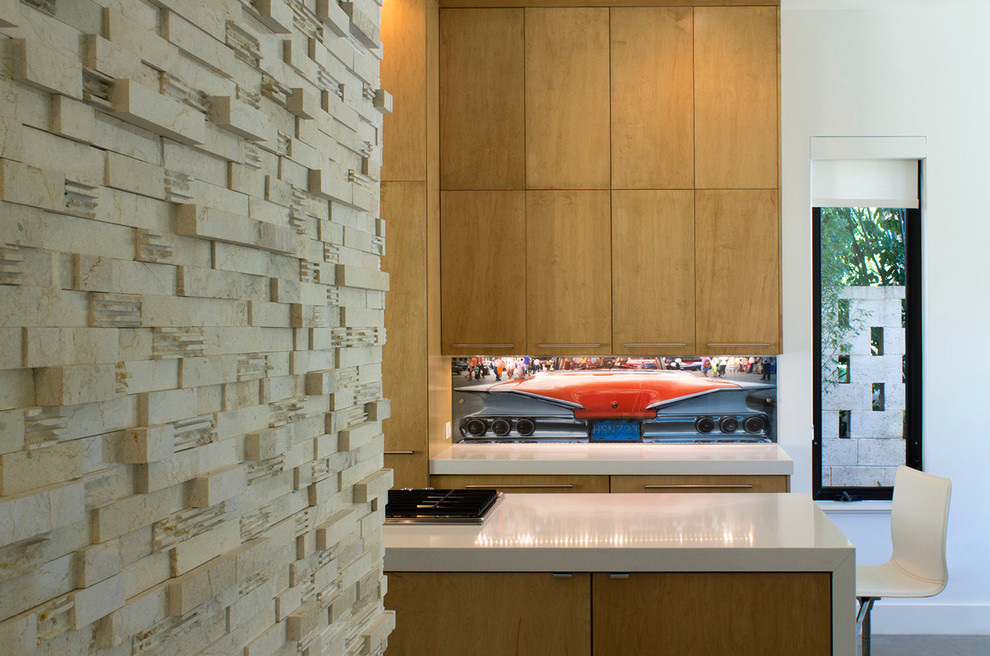 Cette image montre une cuisine ouverte parallèle vintage en bois clair avec une crédence en mosaïque, un placard à porte plane, un plan de travail en béton, un électroménager en acier inoxydable, sol en béton ciré et îlot.