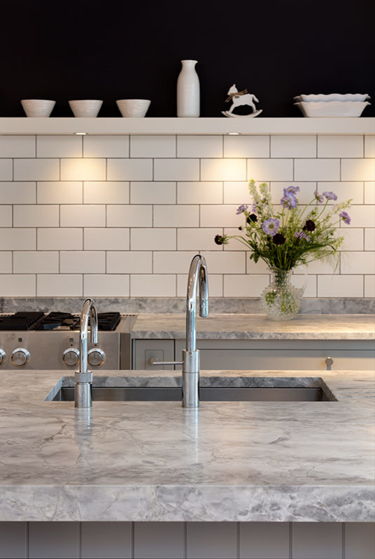 Foto di una grande cucina contemporanea con lavello sottopiano, top in marmo, paraspruzzi bianco, paraspruzzi con piastrelle di cemento, parquet chiaro, pavimento beige e top grigio