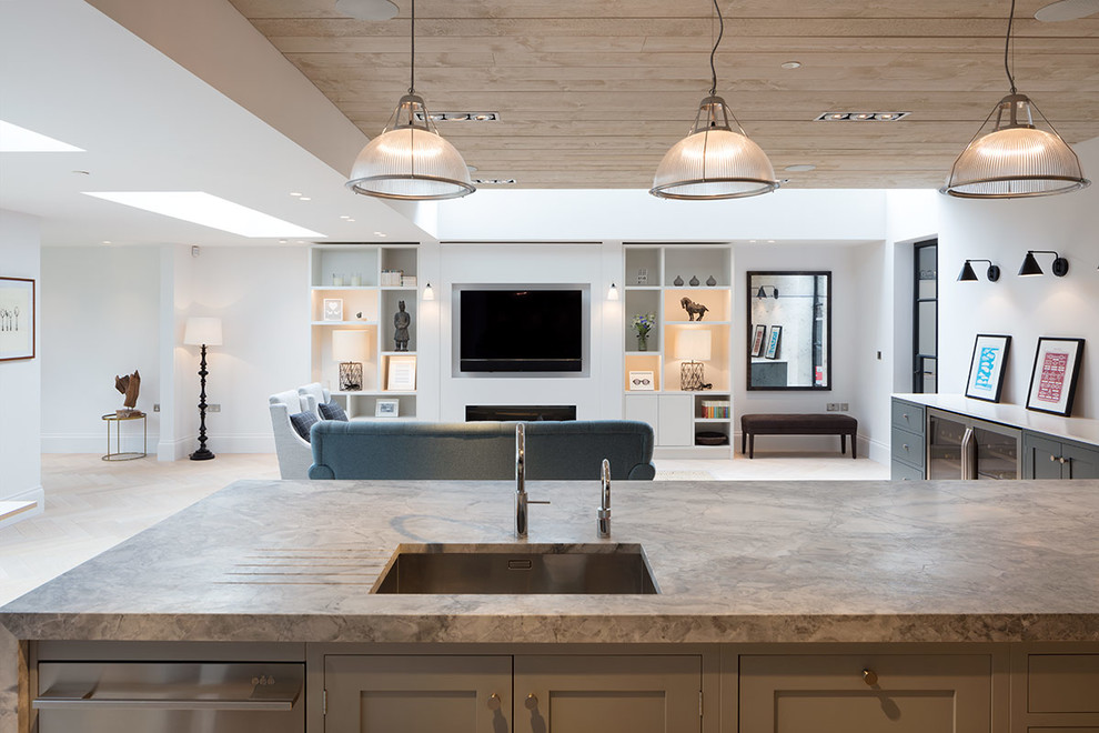 Immagine di una grande cucina design con lavello sottopiano, top in marmo, paraspruzzi bianco, paraspruzzi con piastrelle di cemento, parquet chiaro, pavimento beige e top grigio