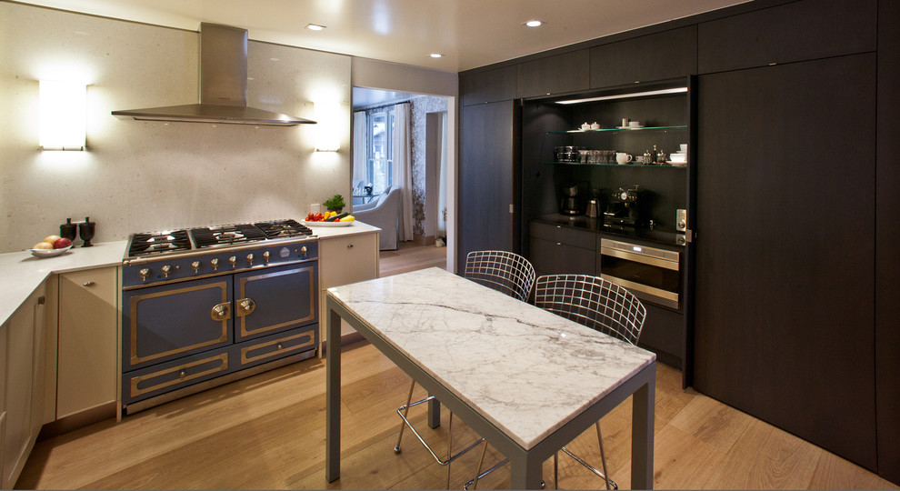 Einzeilige, Große, Geschlossene Moderne Küche mit Einbauwaschbecken, weißen Schränken, hellem Holzboden, bunten Elektrogeräten, Schrankfronten im Shaker-Stil und Küchenrückwand in Weiß in Denver