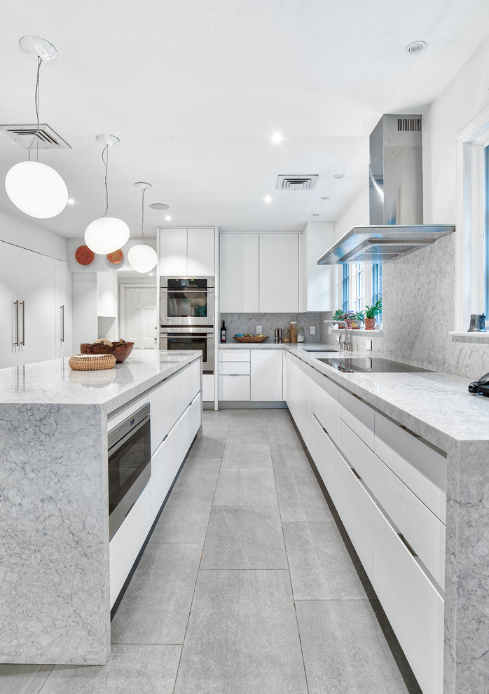 Große Moderne Küche mit flächenbündigen Schrankfronten, weißen Schränken, Quarzwerkstein-Arbeitsplatte, Küchenrückwand in Grau, Kücheninsel und grauer Arbeitsplatte in New York