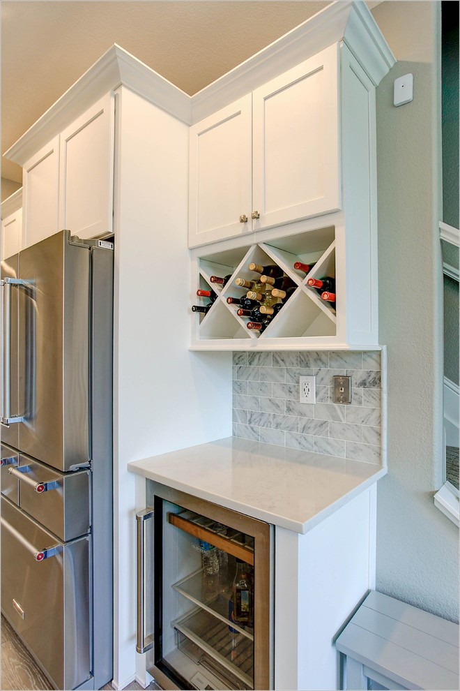 Exempel på ett stort modernt kök, med en undermonterad diskho, skåp i shakerstil, vita skåp, bänkskiva i koppar, grått stänkskydd, stänkskydd i stenkakel, rostfria vitvaror, mellanmörkt trägolv, en köksö och brunt golv