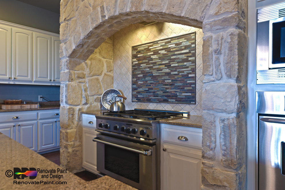オースティンにある広い地中海スタイルのおしゃれなキッチン (マルチカラーのキッチンパネル、セラミックタイルのキッチンパネル) の写真