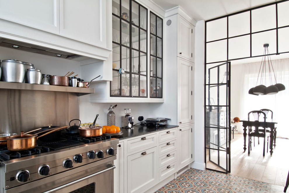 Geschlossene Moderne Küche in L-Form mit Schrankfronten mit vertiefter Füllung, weißen Schränken, Küchengeräten aus Edelstahl und Speckstein-Arbeitsplatte in Los Angeles