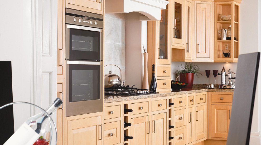 Foto de cocina clásica con armarios con paneles lisos, puertas de armario de madera oscura y encimera de madera
