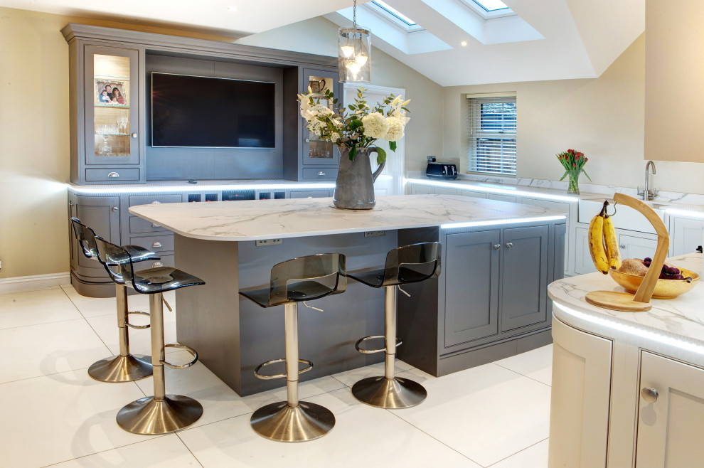 Foto di una grande cucina contemporanea con ante in stile shaker, ante grigie, top in quarzite, paraspruzzi bianco, paraspruzzi con piastrelle diamantate, pavimento in vinile, pavimento bianco e top bianco