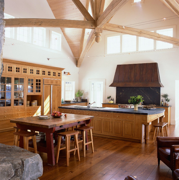 Идея дизайна: большая угловая кухня-гостиная в классическом стиле с накладной мойкой, фасадами цвета дерева среднего тона, столешницей из оникса, паркетным полом среднего тона и островом