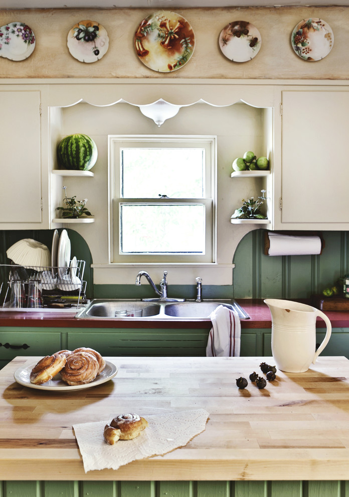This is an example of a farmhouse kitchen in St Louis.