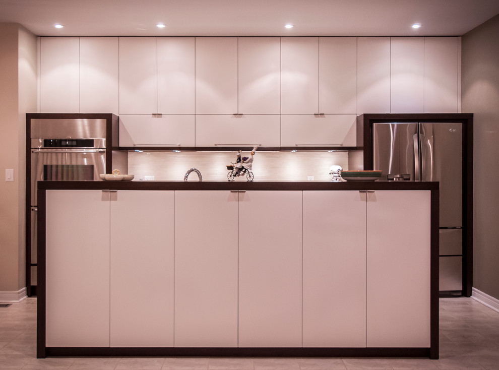 Immagine di una cucina moderna di medie dimensioni con lavello a doppia vasca, ante lisce, ante bianche, top in granito, paraspruzzi grigio, elettrodomestici in acciaio inossidabile e pavimento con piastrelle in ceramica