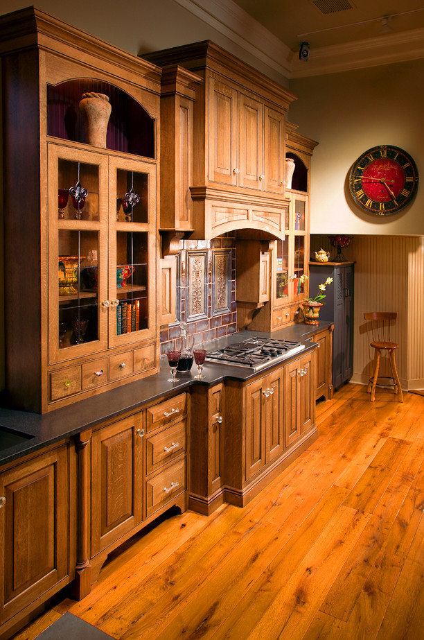 Klassische Küche mit Kassettenfronten und hellbraunen Holzschränken in Philadelphia