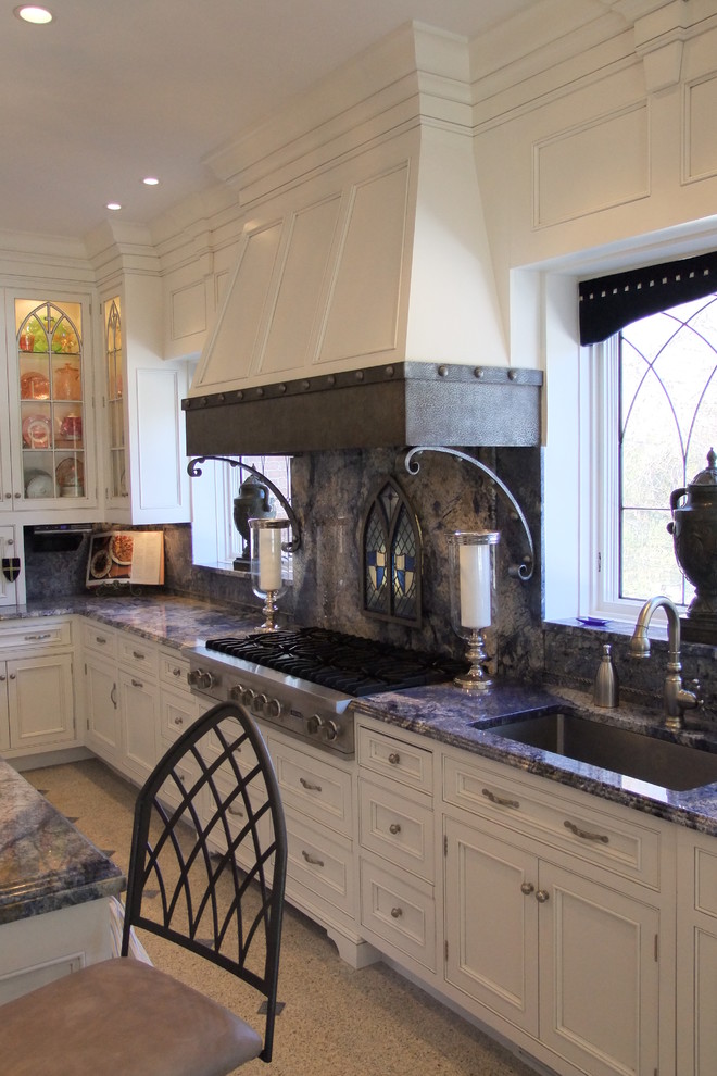 Exempel på ett mycket stort klassiskt kök med öppen planlösning, med en undermonterad diskho, luckor med infälld panel, vita skåp, marmorbänkskiva, rostfria vitvaror, en köksö och vitt golv