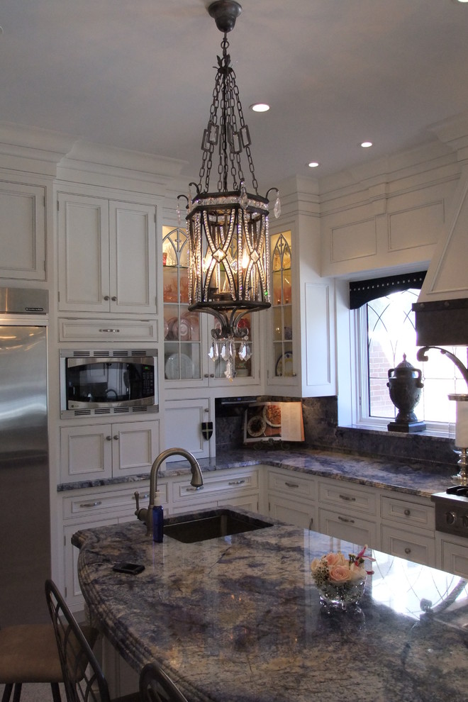 Esempio di un'ampia cucina vittoriana con lavello sottopiano, ante con riquadro incassato, ante bianche, top in marmo, elettrodomestici in acciaio inossidabile e pavimento bianco