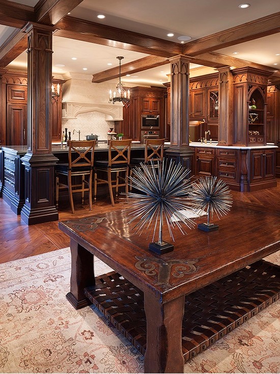 Ejemplo de cocina clásica, grande, abierta, con armarios con rebordes decorativos, puertas de armario de madera en tonos medios, encimera de mármol y dos o más islas
