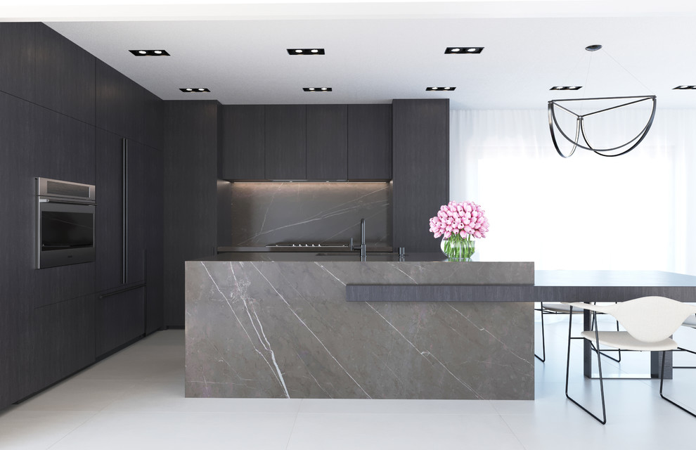 Inredning av ett modernt mellanstort grå grått kök, med en undermonterad diskho, släta luckor, svarta skåp, marmorbänkskiva, grått stänkskydd, stänkskydd i marmor, integrerade vitvaror, marmorgolv, en köksö och grått golv