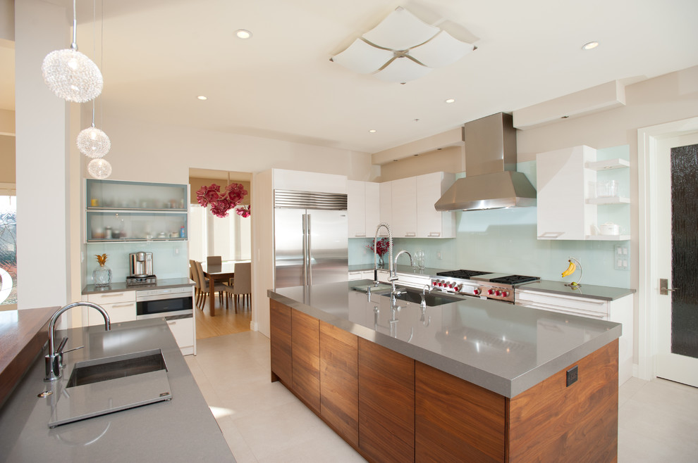 Moderne Küche mit Unterbauwaschbecken, Quarzwerkstein-Arbeitsplatte, Küchenrückwand in Blau und Glasrückwand in Sonstige