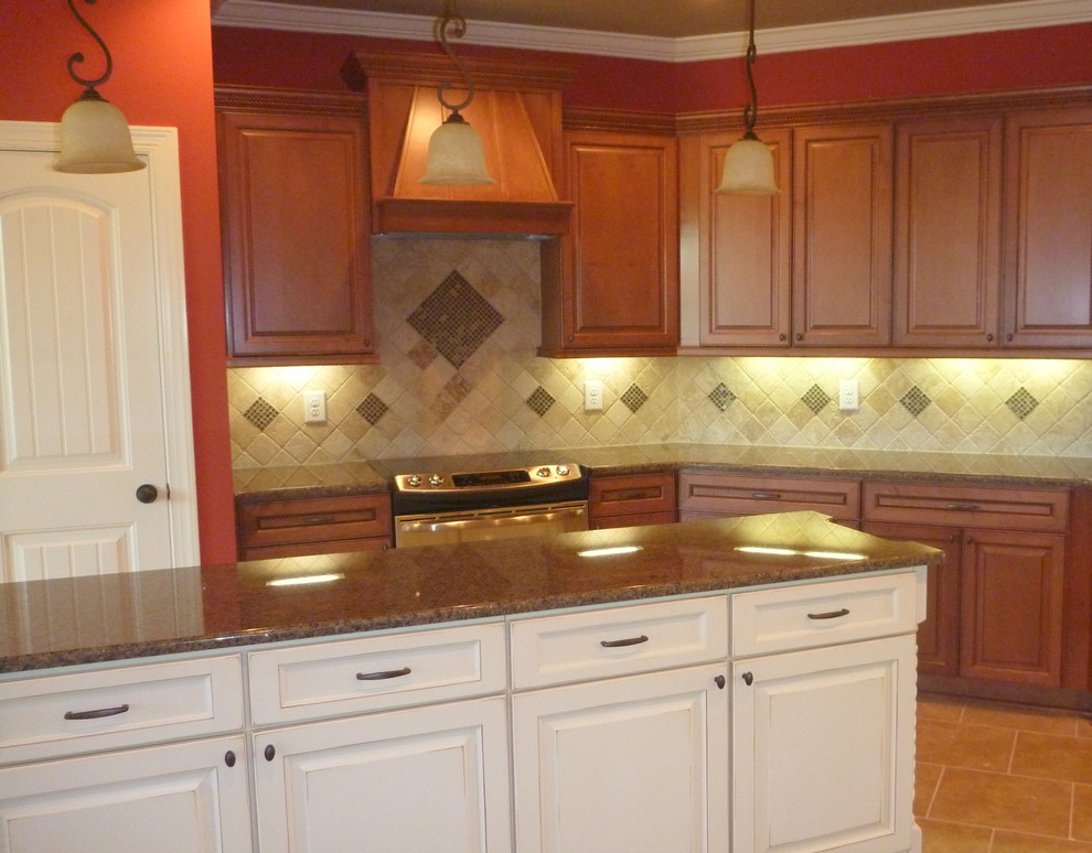 Inredning av ett klassiskt kök, med en undermonterad diskho, luckor med upphöjd panel, granitbänkskiva och en köksö