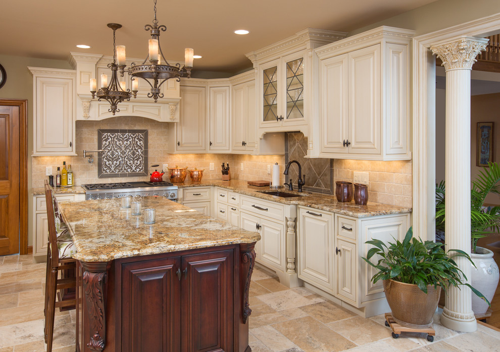 Exempel på ett mellanstort klassiskt kök, med en undermonterad diskho, luckor med upphöjd panel, vita skåp, granitbänkskiva, beige stänkskydd, stänkskydd i travertin, rostfria vitvaror, travertin golv, en köksö och beiget golv