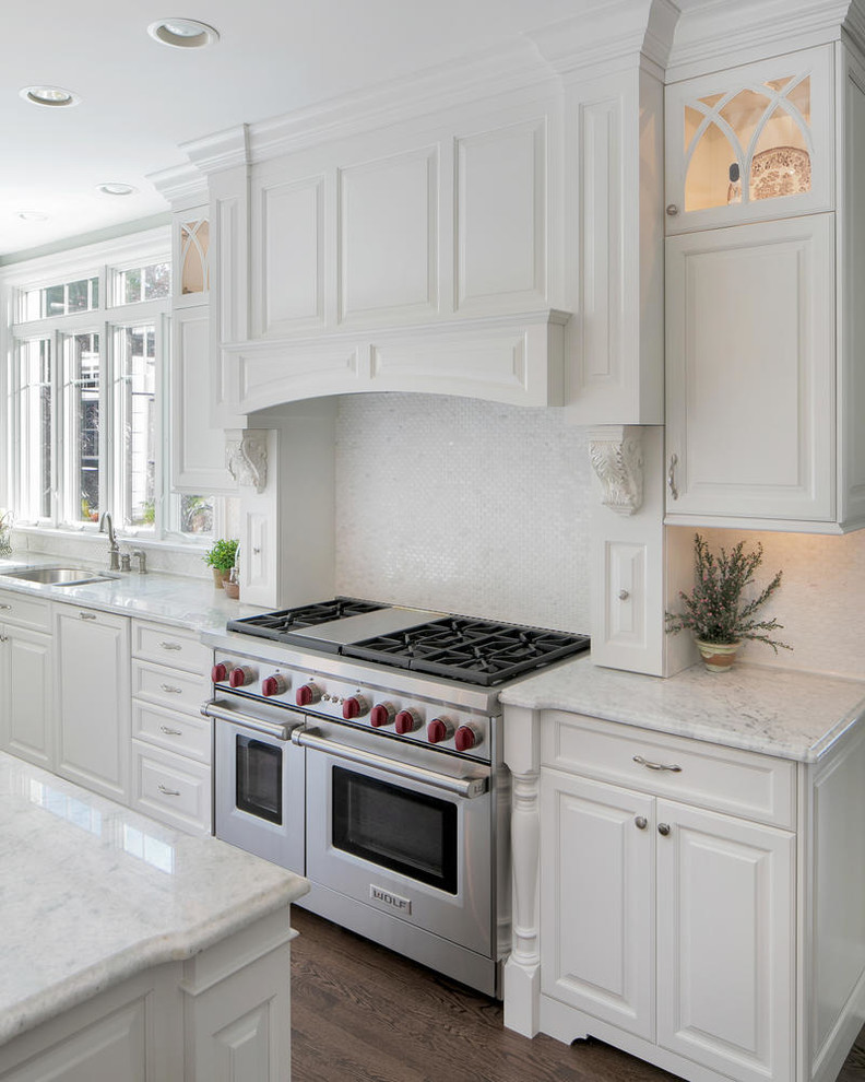 ニューヨークにある高級な広いトラディショナルスタイルのおしゃれなキッチン (レイズドパネル扉のキャビネット、白いキャビネット、大理石カウンター、白いキッチンカウンター) の写真
