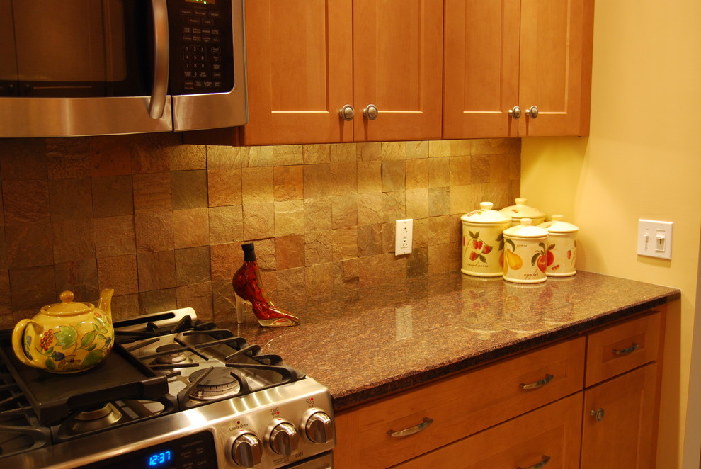 Zweizeilige Klassische Wohnküche mit flächenbündigen Schrankfronten, hellen Holzschränken, Küchenrückwand in Beige, Rückwand aus Steinfliesen und Küchengeräten aus Edelstahl in New York