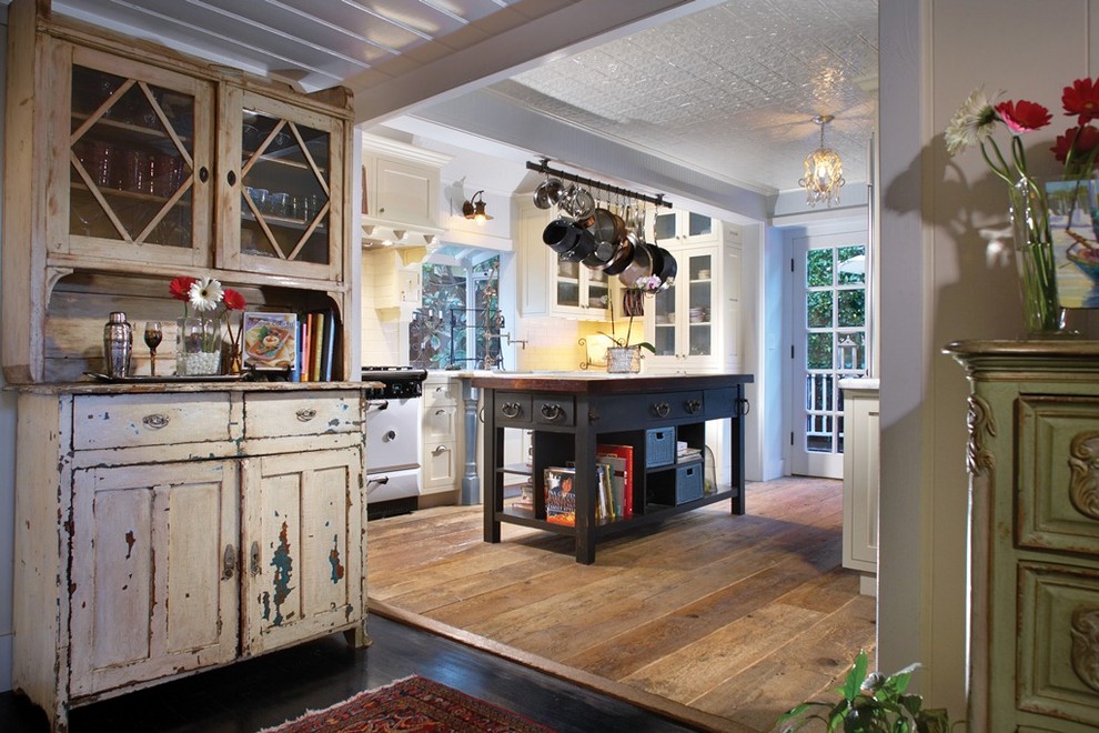 Foto på ett shabby chic-inspirerat kök, med luckor med glaspanel, skåp i slitet trä och vita vitvaror