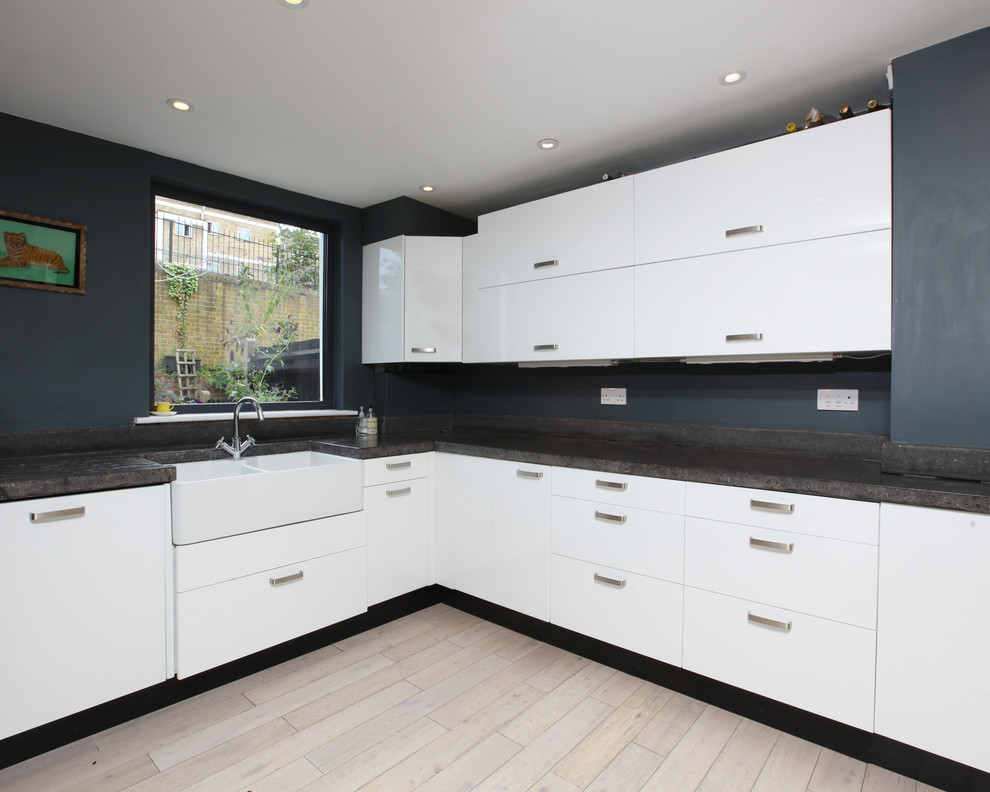 Свежая идея для дизайна: кухня в стиле фьюжн с черно-белыми фасадами - отличное фото интерьера