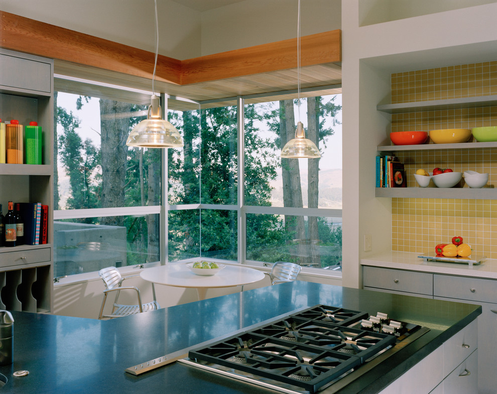 Idee per un cucina con isola centrale minimalista di medie dimensioni con paraspruzzi giallo, ante grigie e ante lisce