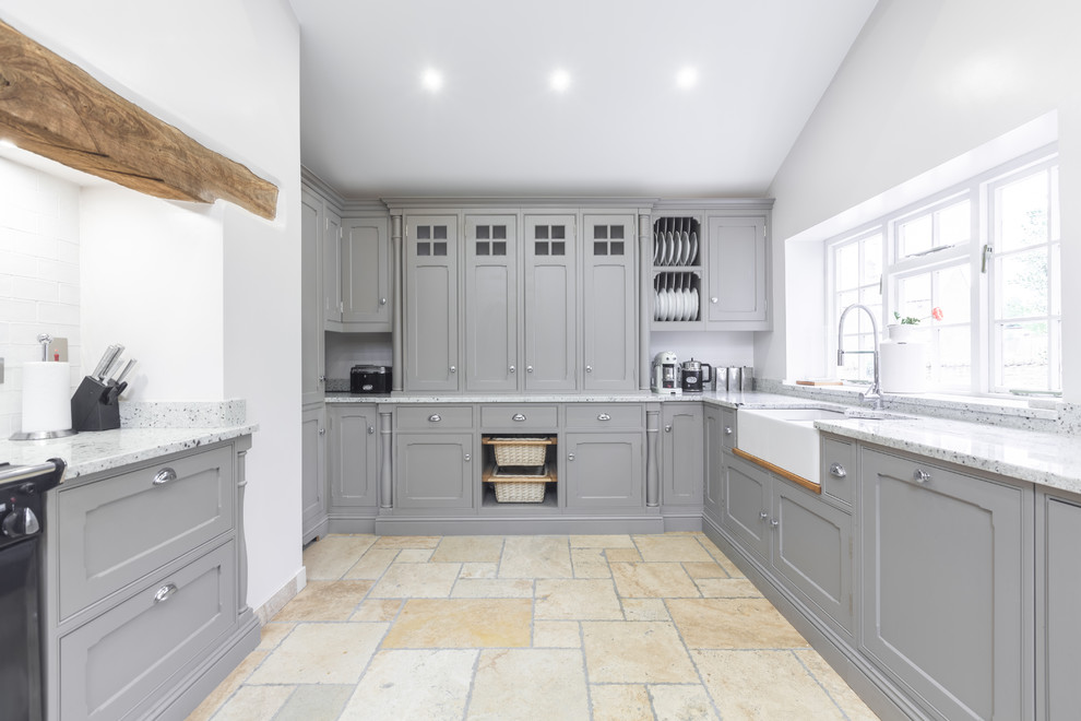 Idéer för att renovera ett mellanstort vintage flerfärgad flerfärgat kök, med en rustik diskho, luckor med profilerade fronter, skåp i mellenmörkt trä, granitbänkskiva, svarta vitvaror, marmorgolv och gult golv
