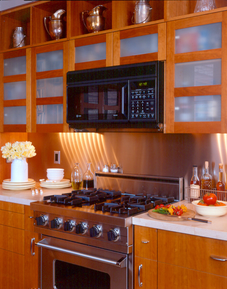 Foto på ett mellanstort funkis kök, med släta luckor, skåp i mellenmörkt trä, bänkskiva i kalksten, stänkskydd med metallisk yta, integrerade vitvaror, en integrerad diskho och linoleumgolv