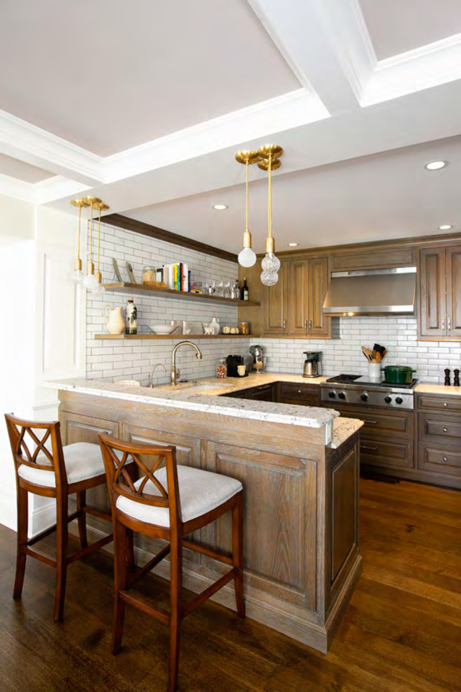 Exempel på ett litet klassiskt kök, med en undermonterad diskho, luckor med upphöjd panel, skåp i mörkt trä, marmorbänkskiva, vitt stänkskydd, stänkskydd i tunnelbanekakel, rostfria vitvaror och mörkt trägolv