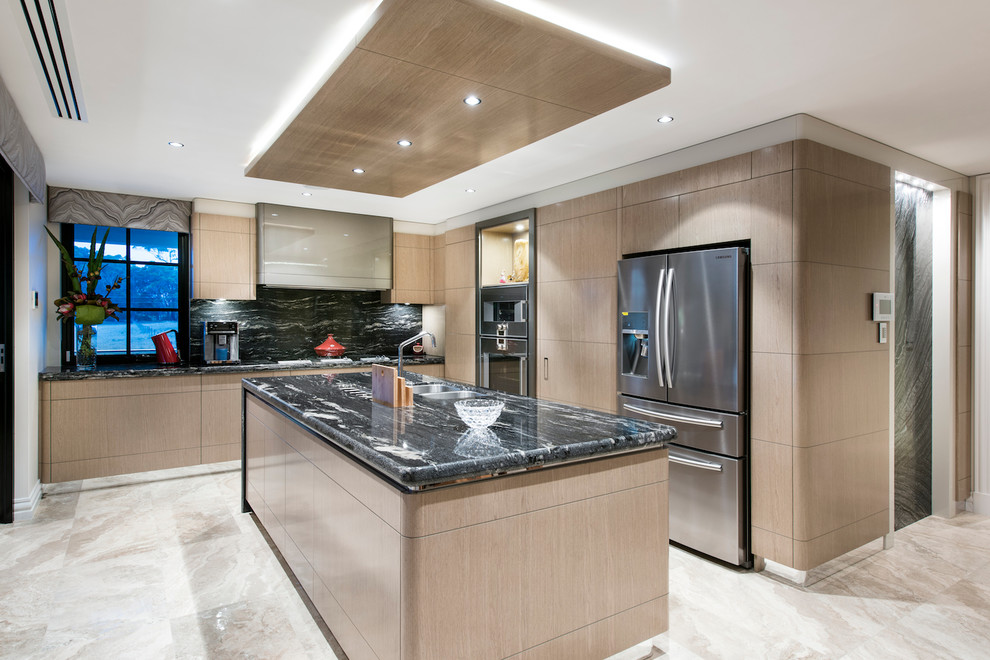 Moderne Küche in L-Form mit flächenbündigen Schrankfronten, hellbraunen Holzschränken, Küchenrückwand in Schwarz, Küchengeräten aus Edelstahl und Kücheninsel in Perth