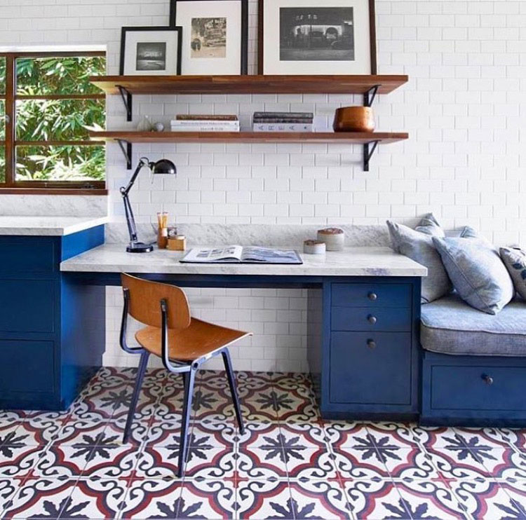 Inspiration för ett vintage vit vitt kök, med släta luckor, blå skåp, betonggolv, en köksö, en rustik diskho, bänkskiva i kvarts, vitt stänkskydd och stänkskydd i keramik