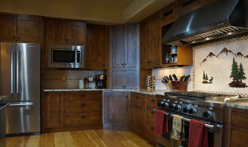 Idéer för att renovera ett stort rustikt kök, med en rustik diskho, luckor med profilerade fronter, skåp i mellenmörkt trä, granitbänkskiva, vitt stänkskydd, stänkskydd i tunnelbanekakel, rostfria vitvaror, en köksö, mellanmörkt trägolv och brunt golv