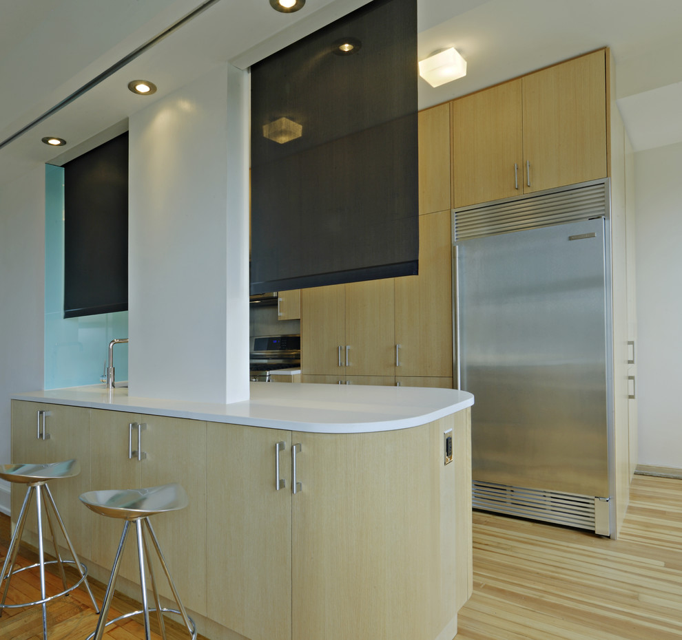 Kitchen - modern kitchen idea in New York