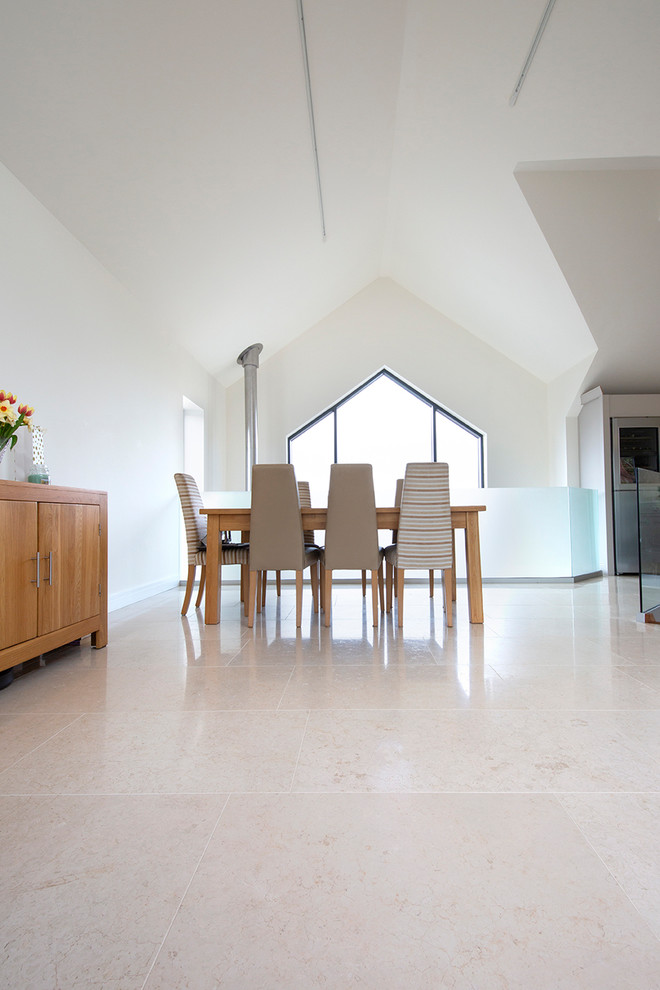 Esempio di una grande sala da pranzo design con pavimento in pietra calcarea