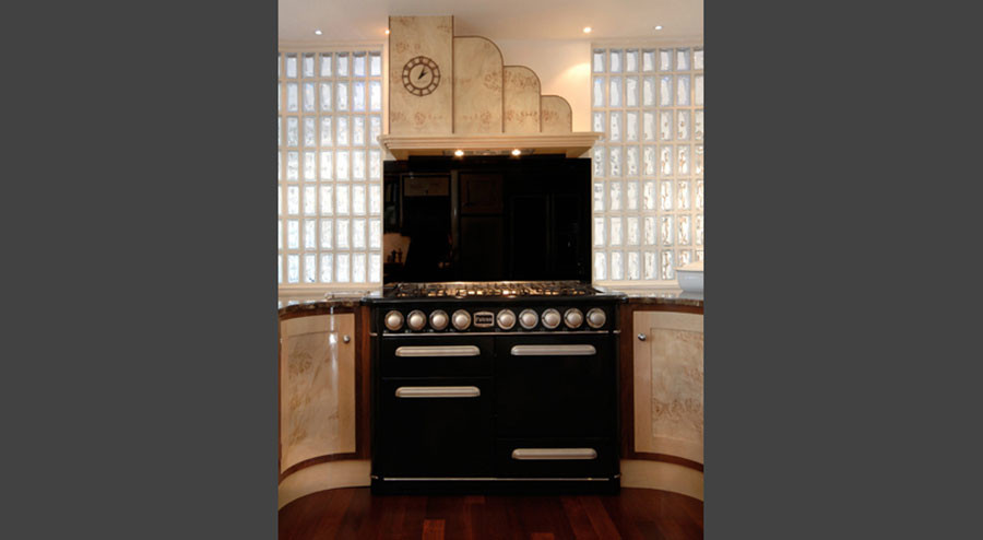 Idée de décoration pour une cuisine design avec un placard avec porte à panneau encastré.