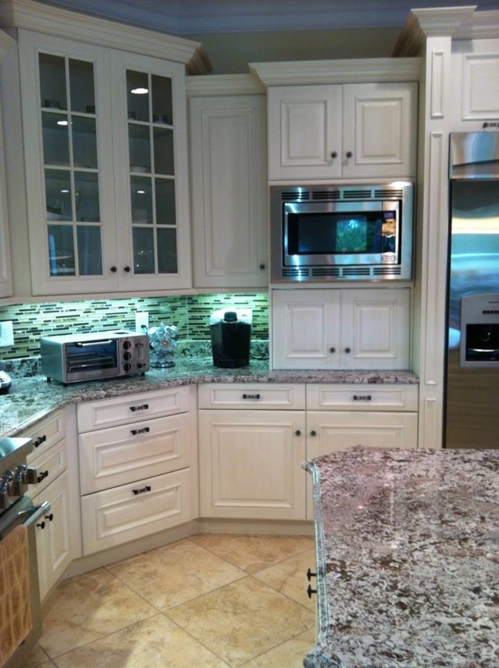 Esempio di una cucina chic con lavello sottopiano, ante con bugna sagomata, ante bianche, top in laminato e elettrodomestici in acciaio inossidabile