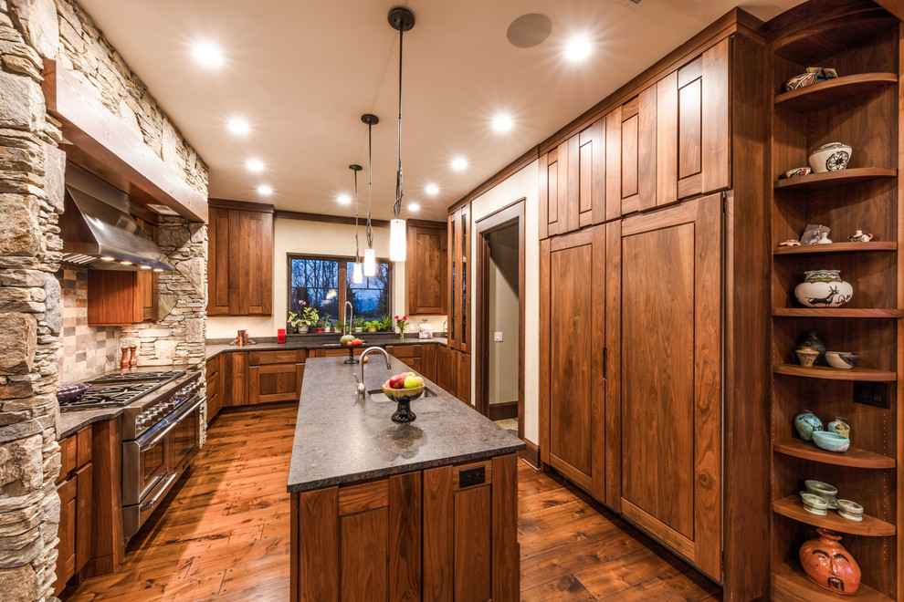 Foto di una cucina rustica con lavello sottopiano, ante in stile shaker, ante in legno bruno, elettrodomestici da incasso, parquet scuro, pavimento marrone e top grigio