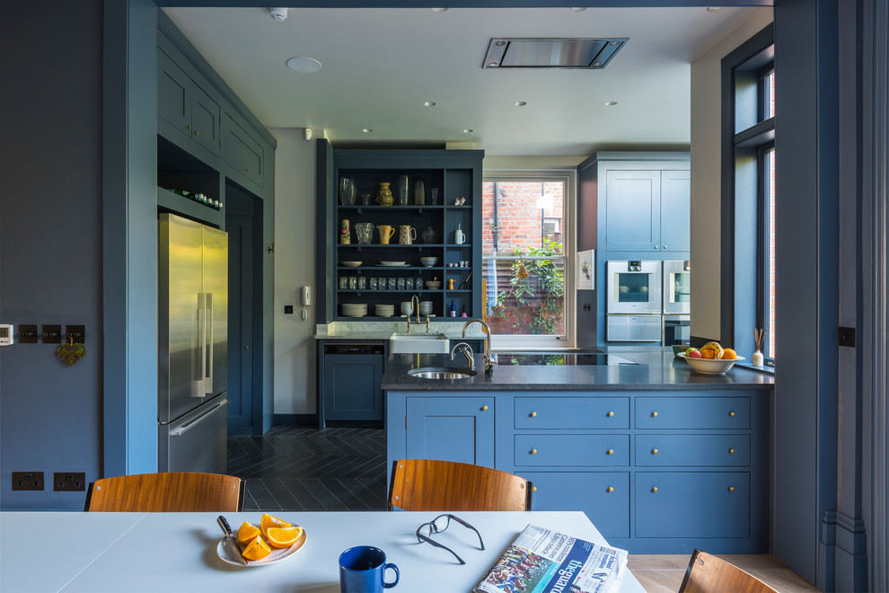 Inredning av ett klassiskt stort kök och matrum, med en rustik diskho, skåp i shakerstil, blå skåp, granitbänkskiva, rostfria vitvaror, klinkergolv i keramik och en köksö