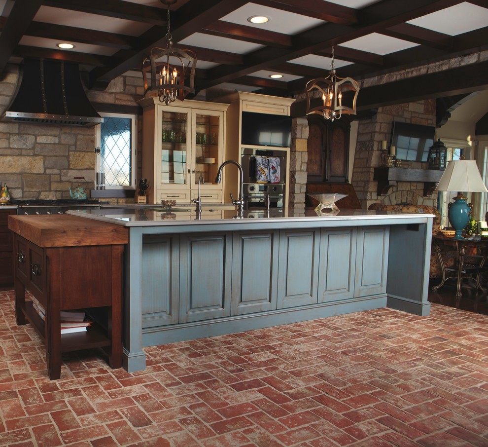 Exempel på ett stort grå grått u-kök, med beige skåp, beige stänkskydd, stänkskydd i tegel, tegelgolv, en köksö och rött golv