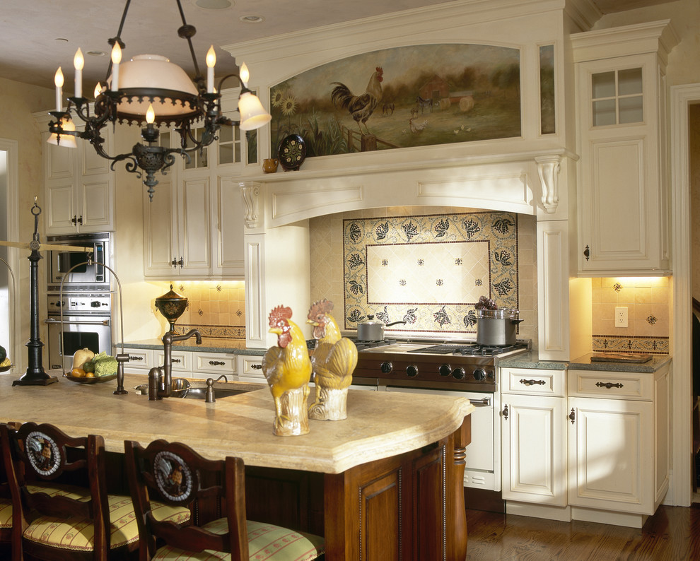 Пример оригинального дизайна: кухня в викторианском стиле с столешницей из известняка и фартуком из известняка