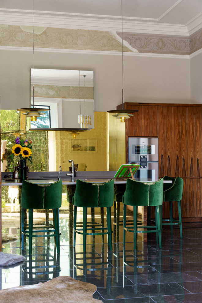 Foto på ett stort funkis grå kök, med en undermonterad diskho, grå skåp, bänkskiva i kvartsit, stänkskydd med metallisk yta, stänkskydd i metallkakel och en köksö