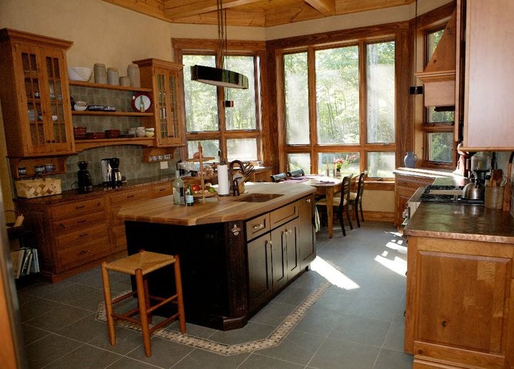 Urige Küche mit Kupfer-Arbeitsplatte in Sonstige