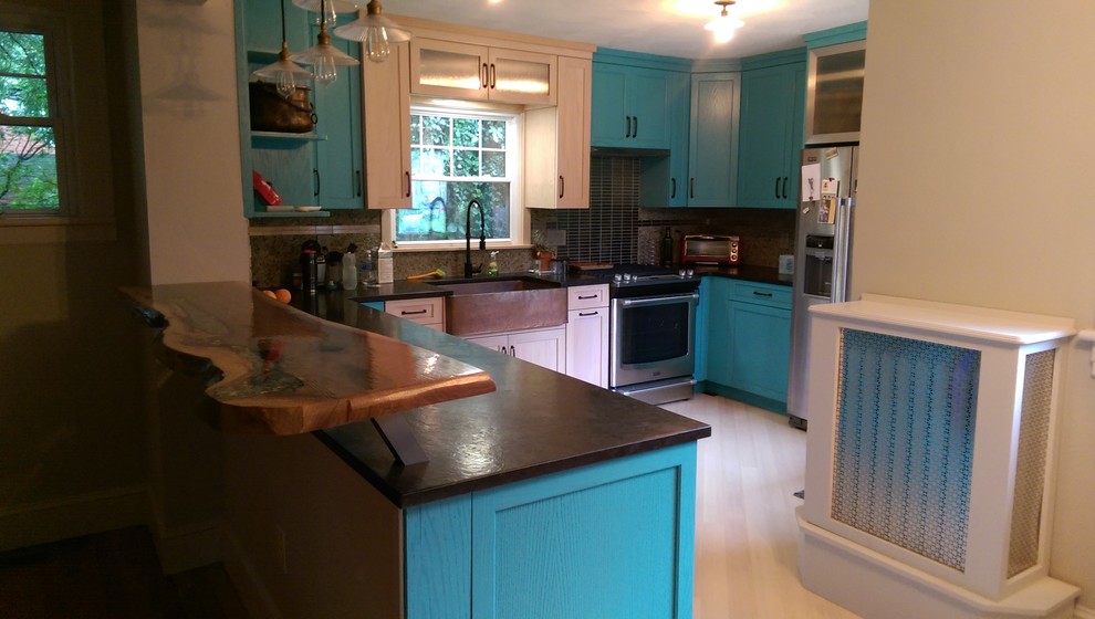 Immagine di una cucina boho chic di medie dimensioni con lavello stile country, ante in stile shaker, top in granito, paraspruzzi blu, elettrodomestici in acciaio inossidabile e pavimento in bambù