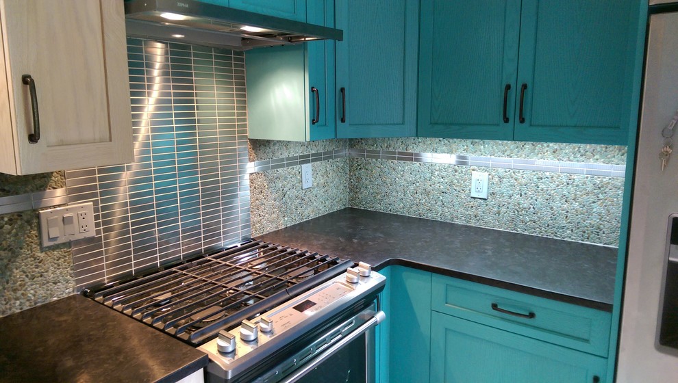 Ejemplo de cocina ecléctica de tamaño medio con fregadero sobremueble, armarios estilo shaker, encimera de granito, salpicadero azul, electrodomésticos de acero inoxidable y suelo de bambú