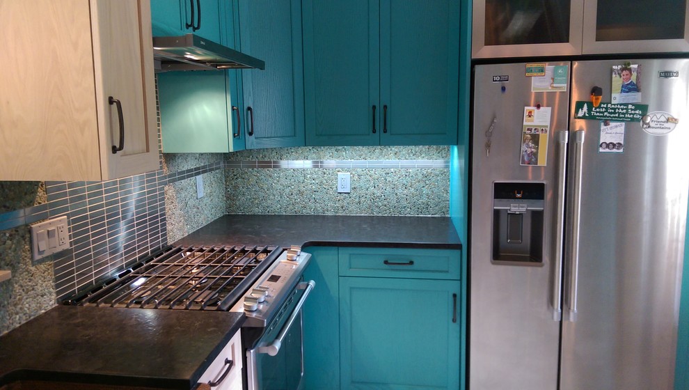 Ejemplo de cocina bohemia de tamaño medio con fregadero sobremueble, armarios estilo shaker, encimera de granito, salpicadero azul, electrodomésticos de acero inoxidable y suelo de bambú