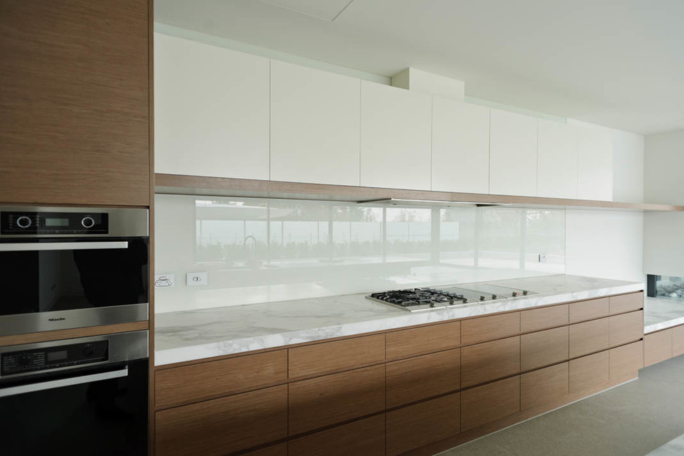 Inspiration for a kitchen remodel in Melbourne with white backsplash and glass sheet backsplash