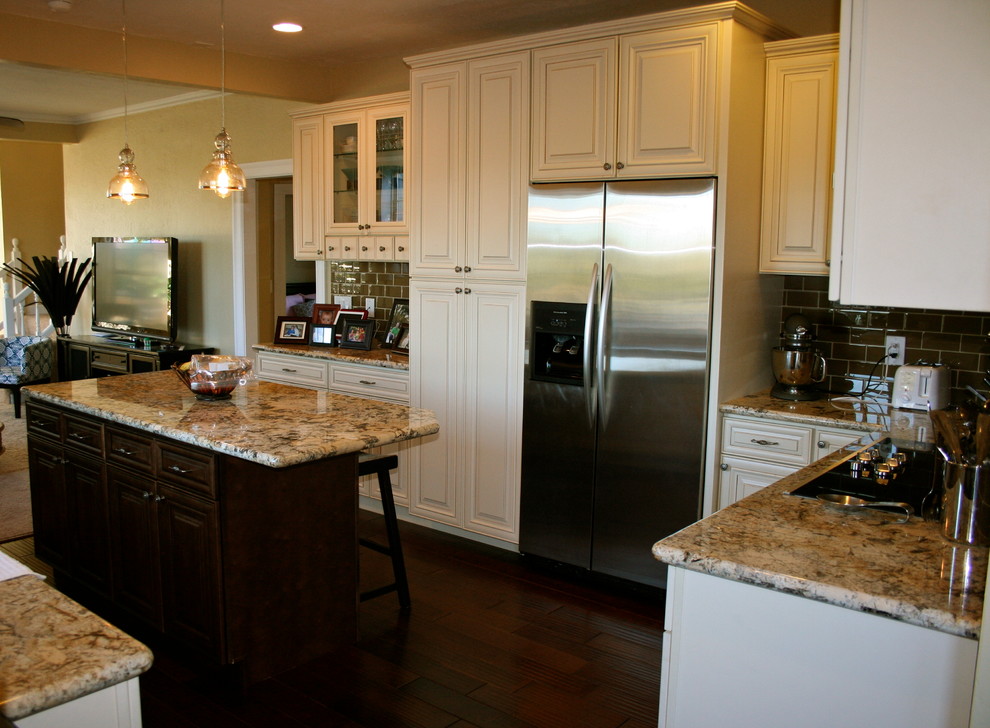 Exempel på ett klassiskt kök, med en rustik diskho, luckor med upphöjd panel, vita skåp, granitbänkskiva, beige stänkskydd, stänkskydd i glaskakel och rostfria vitvaror