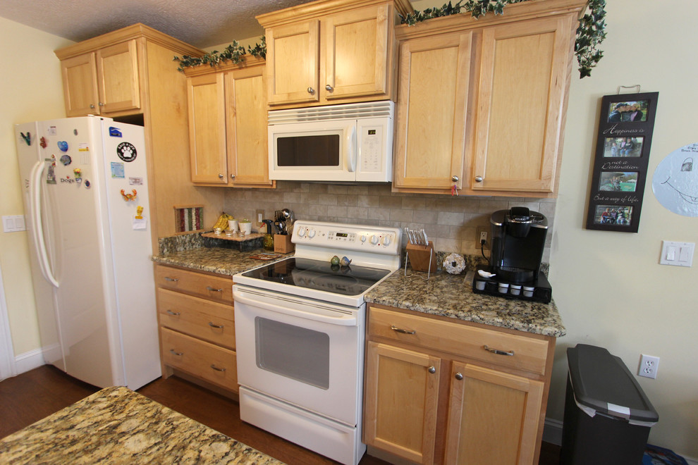 Exempel på ett litet klassiskt kök, med en undermonterad diskho, släta luckor, skåp i ljust trä, granitbänkskiva, brunt stänkskydd, stänkskydd i porslinskakel, vita vitvaror och mellanmörkt trägolv