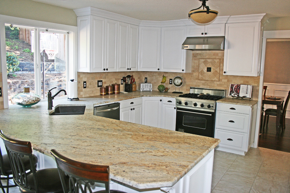 Granite Honed (non Shiny)! With Travertine backsplash Contemporain